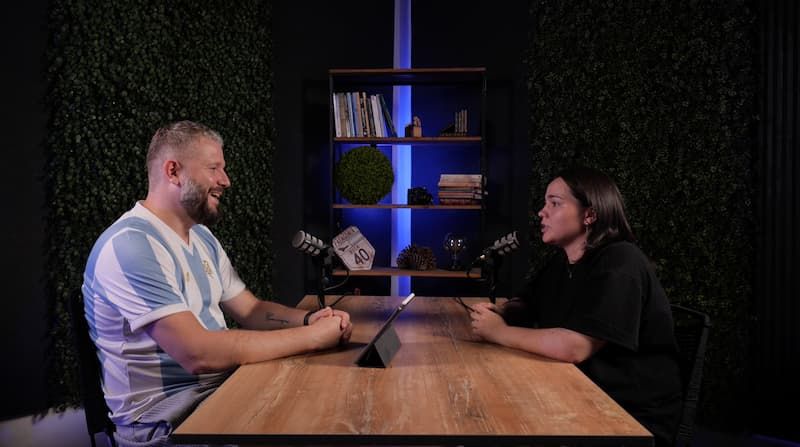 Mesa de debate para podcast con micrófonos RODE